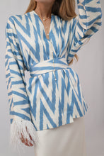 Load image into Gallery viewer, 100% Cotton Blue Mini Zig Zag Kimono With Feathers