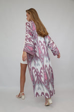 Load image into Gallery viewer, Pink Printed Ikat Lightweight Kimono &quot;Örchid&quot;
