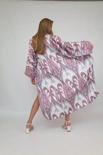 Load image into Gallery viewer, Pink Printed Ikat Lightweight Kimono &quot;Örchid&quot;
