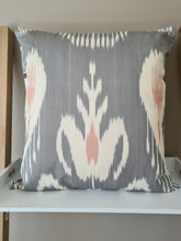 Load image into Gallery viewer, 100% Cotton Ikat pillow case &quot;Harmoniser&quot;
