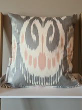 Load image into Gallery viewer, 100% Cotton Ikat pillow case &quot;Harmoniser&quot;
